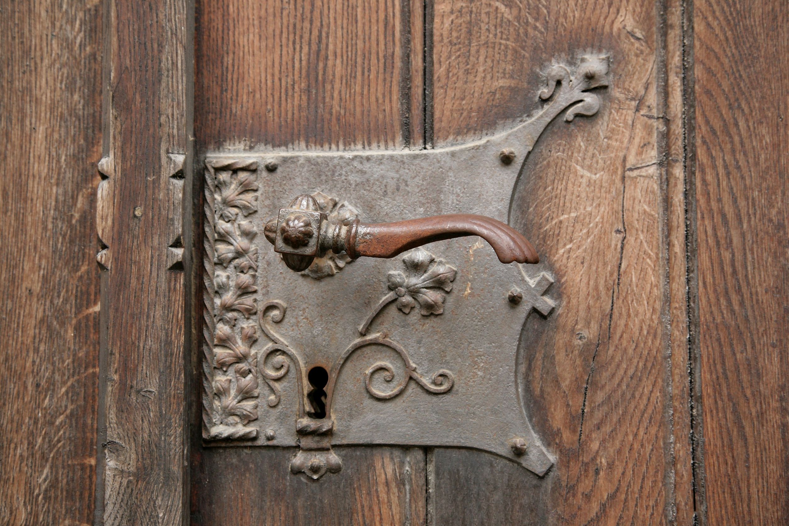 How an Emergency Locksmith in Melville Can Get You into Your House